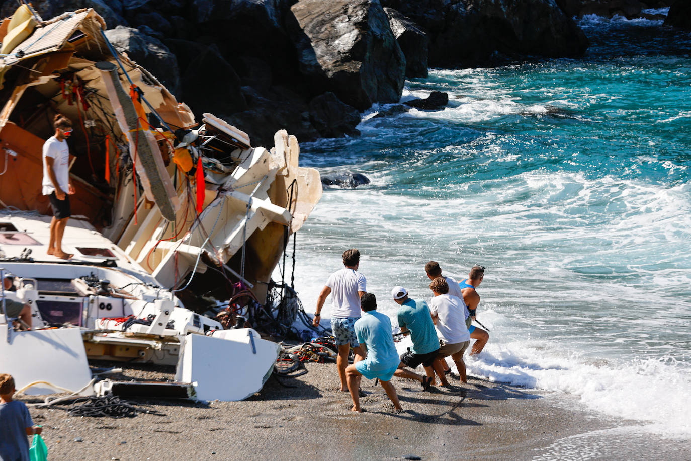Así ha quedado la embarcación tras la pasada noche