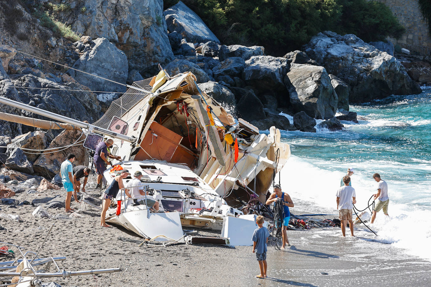 Así ha quedado la embarcación tras la pasada noche
