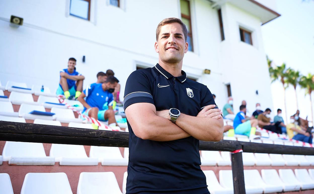 Robert Moreno sonríe a la cámara antes del partido. 