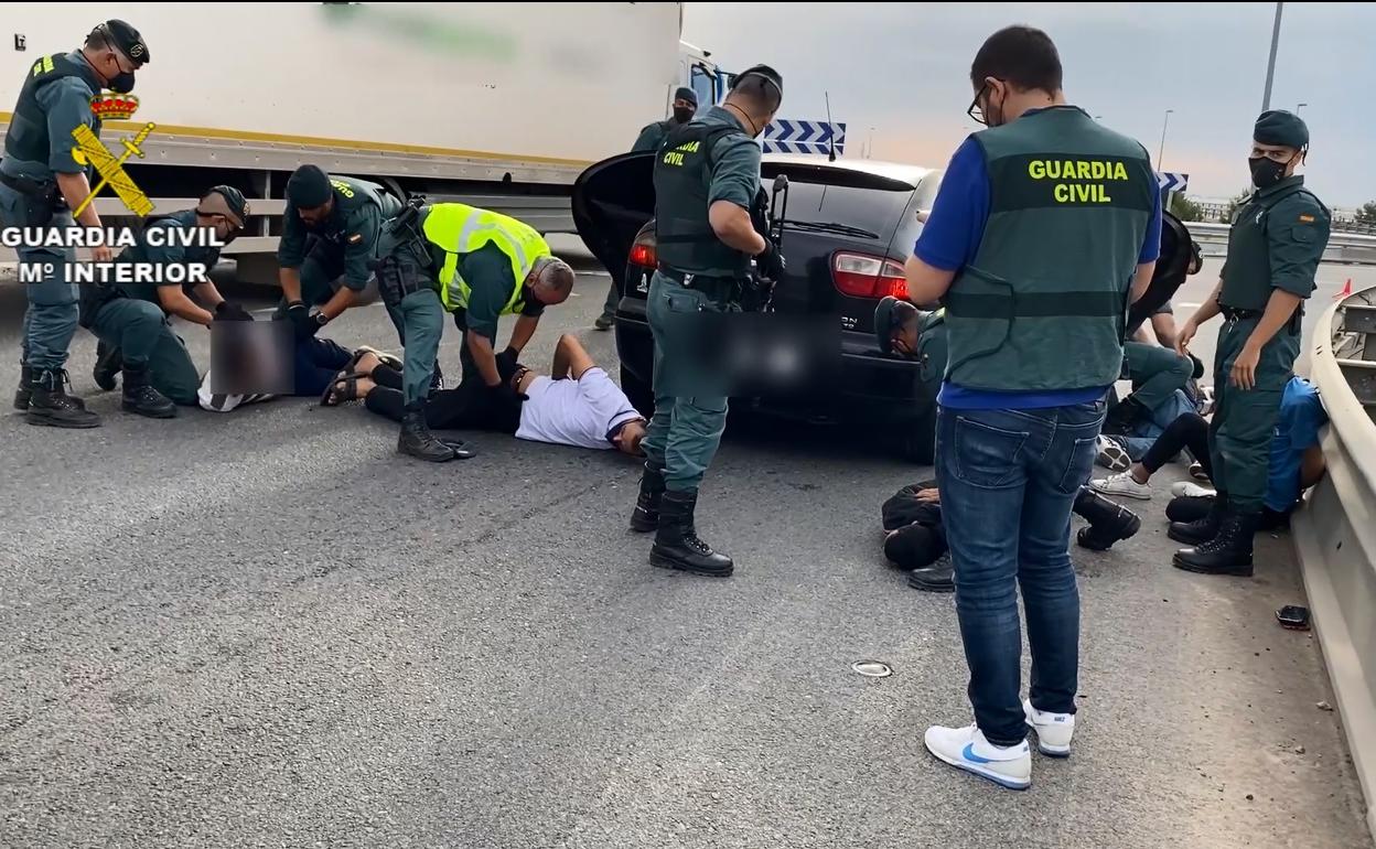 Momento en el que los agentes detienen a varios acusados.