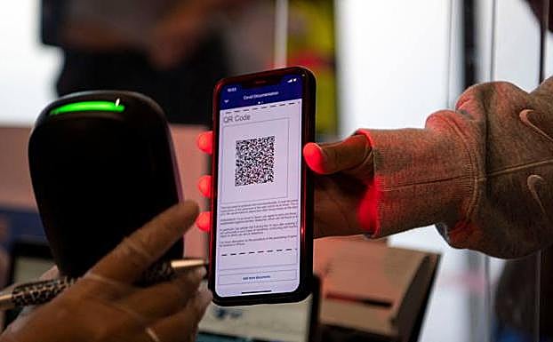 La Junta pide «acostumbrarse» al uso del pasaporte covid para entrar a locales y hoteles