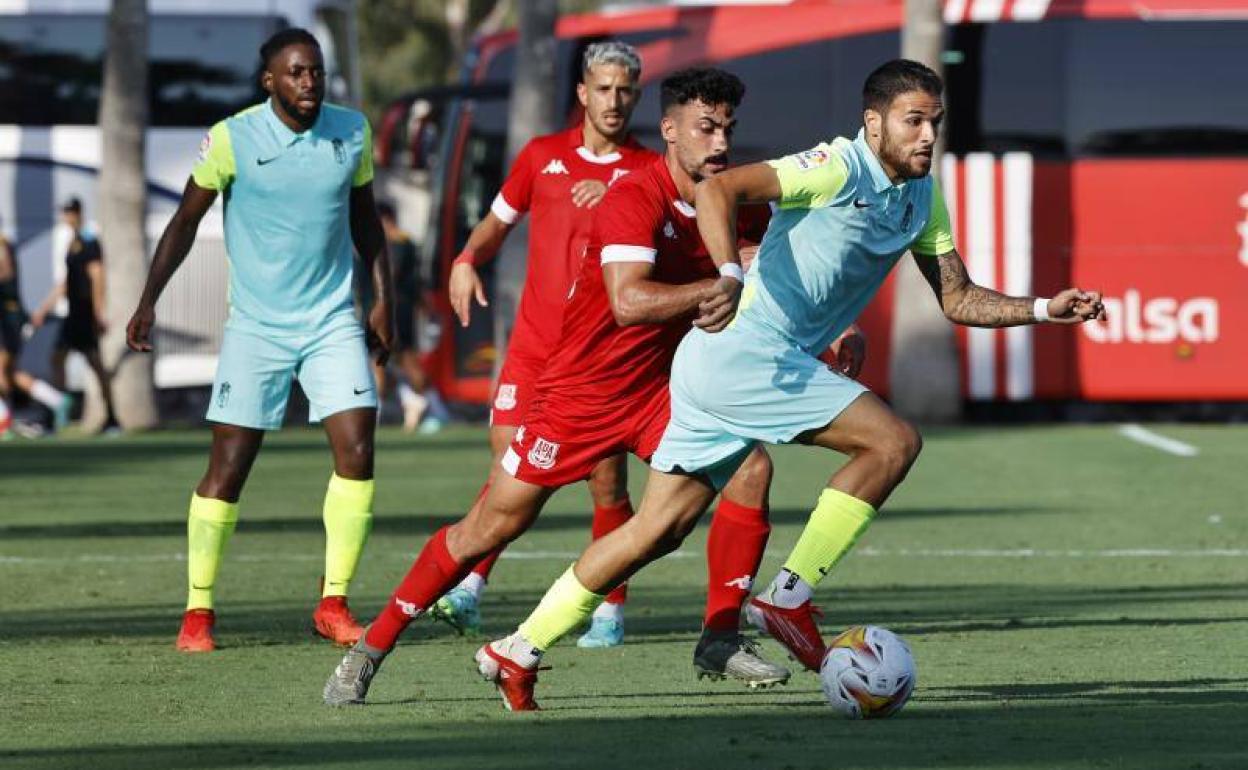 Antoñín conduce un balón en el amistoso con el Alcorcón. 