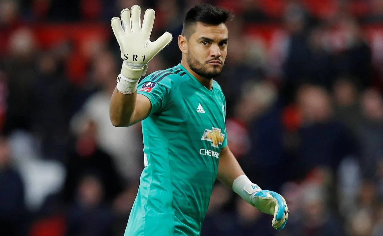 Sergio Romero saluda antes de jugar un partido con el Manchester United. 