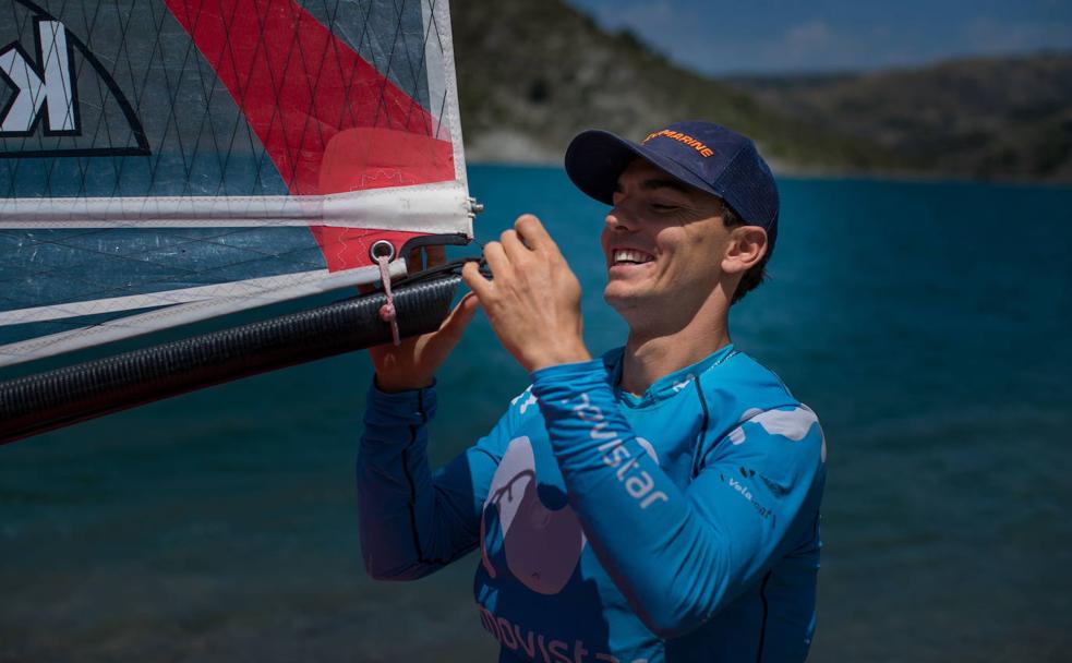 Jordi Xammar prepara su embarcación individual 'Moth' antes de echarse a navegar en el Embalse de Rules. 