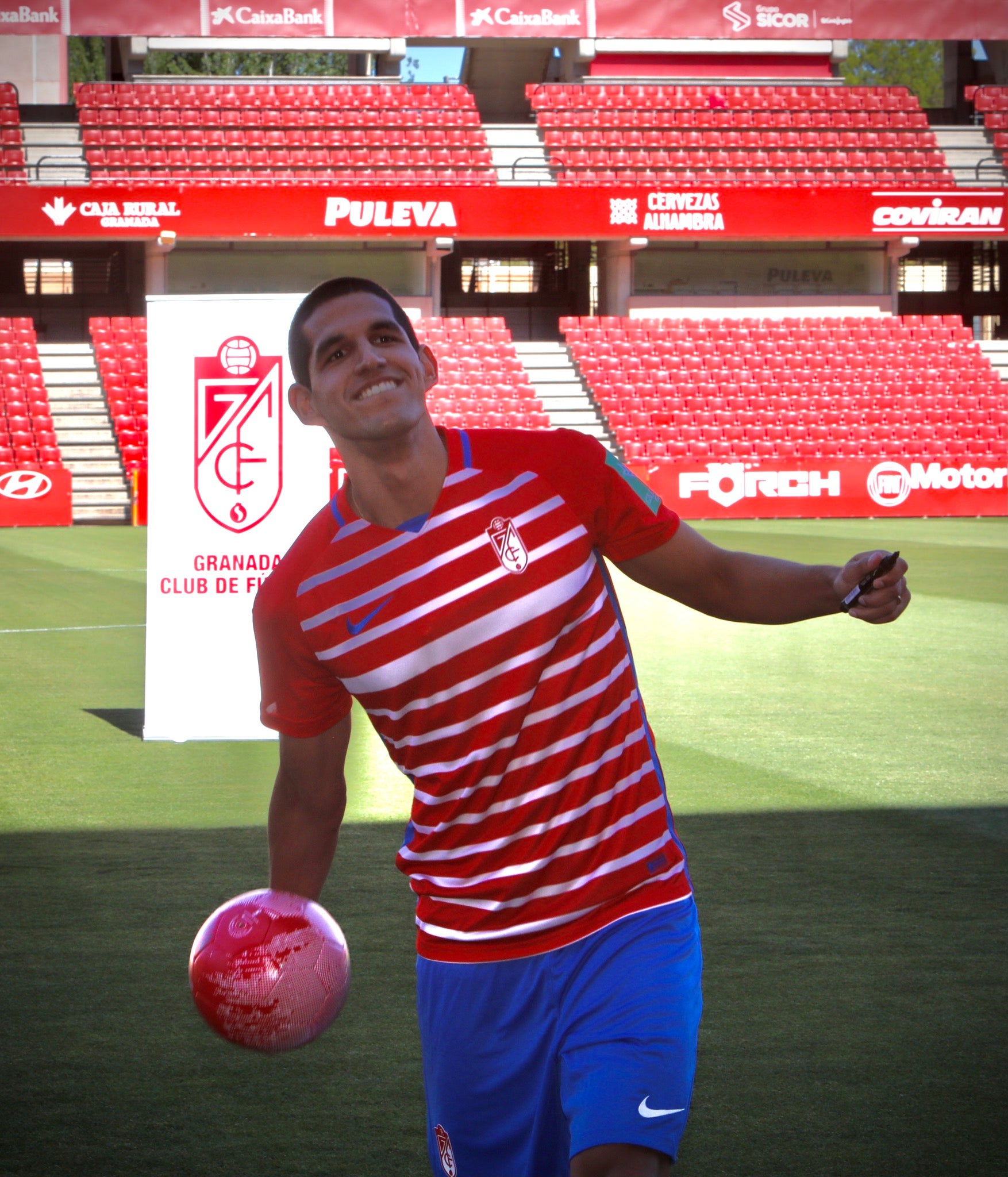 El peruano se ha vestido de rojiblanco en Los Cármenes