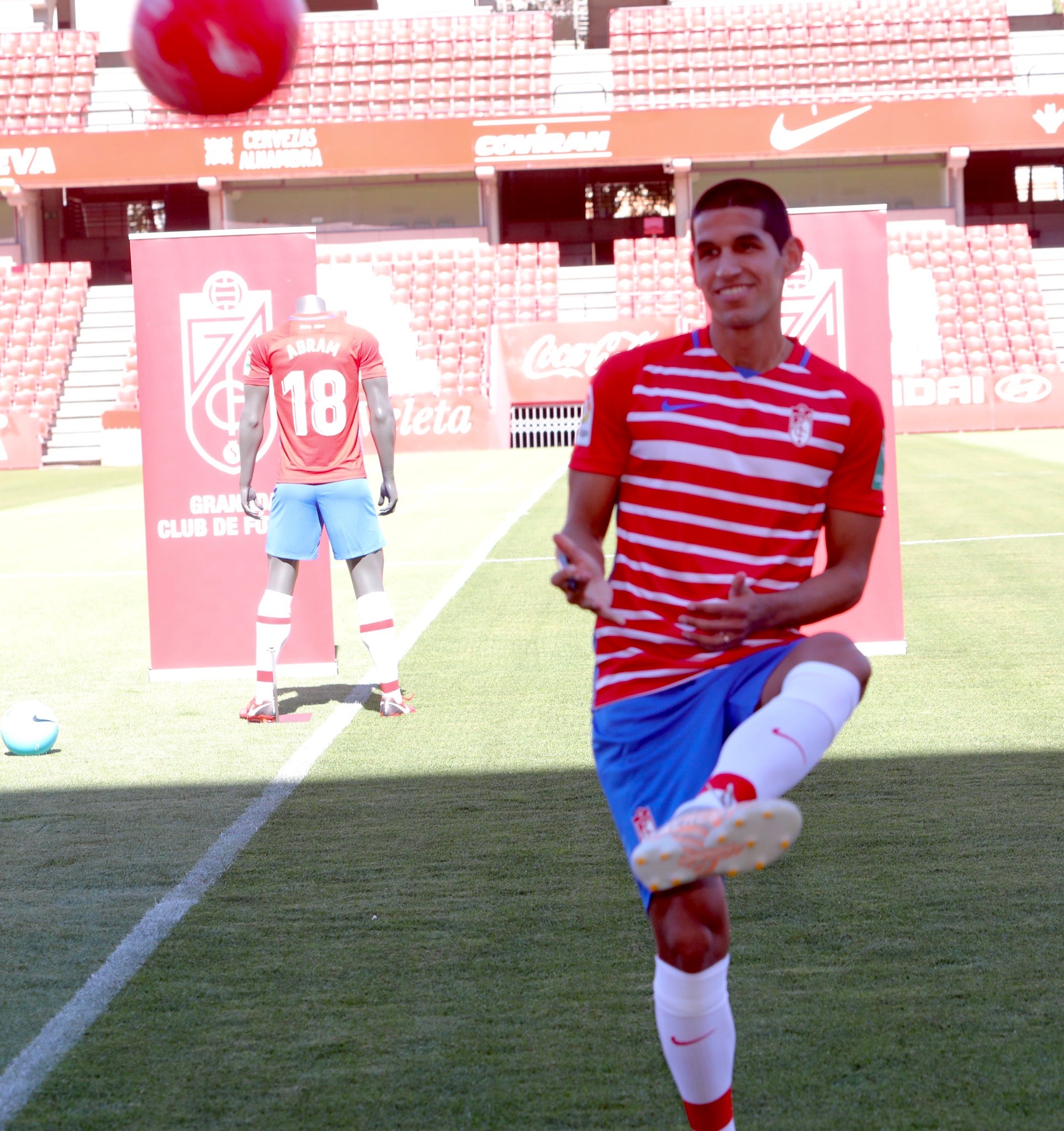 El peruano se ha vestido de rojiblanco en Los Cármenes