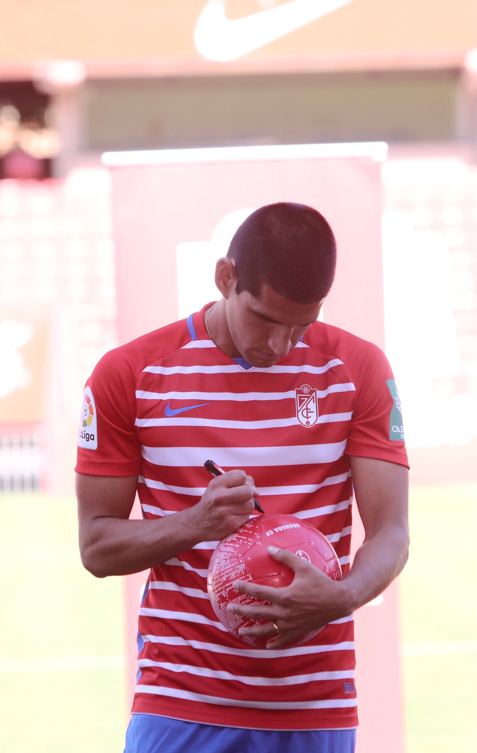 El peruano se ha vestido de rojiblanco en Los Cármenes