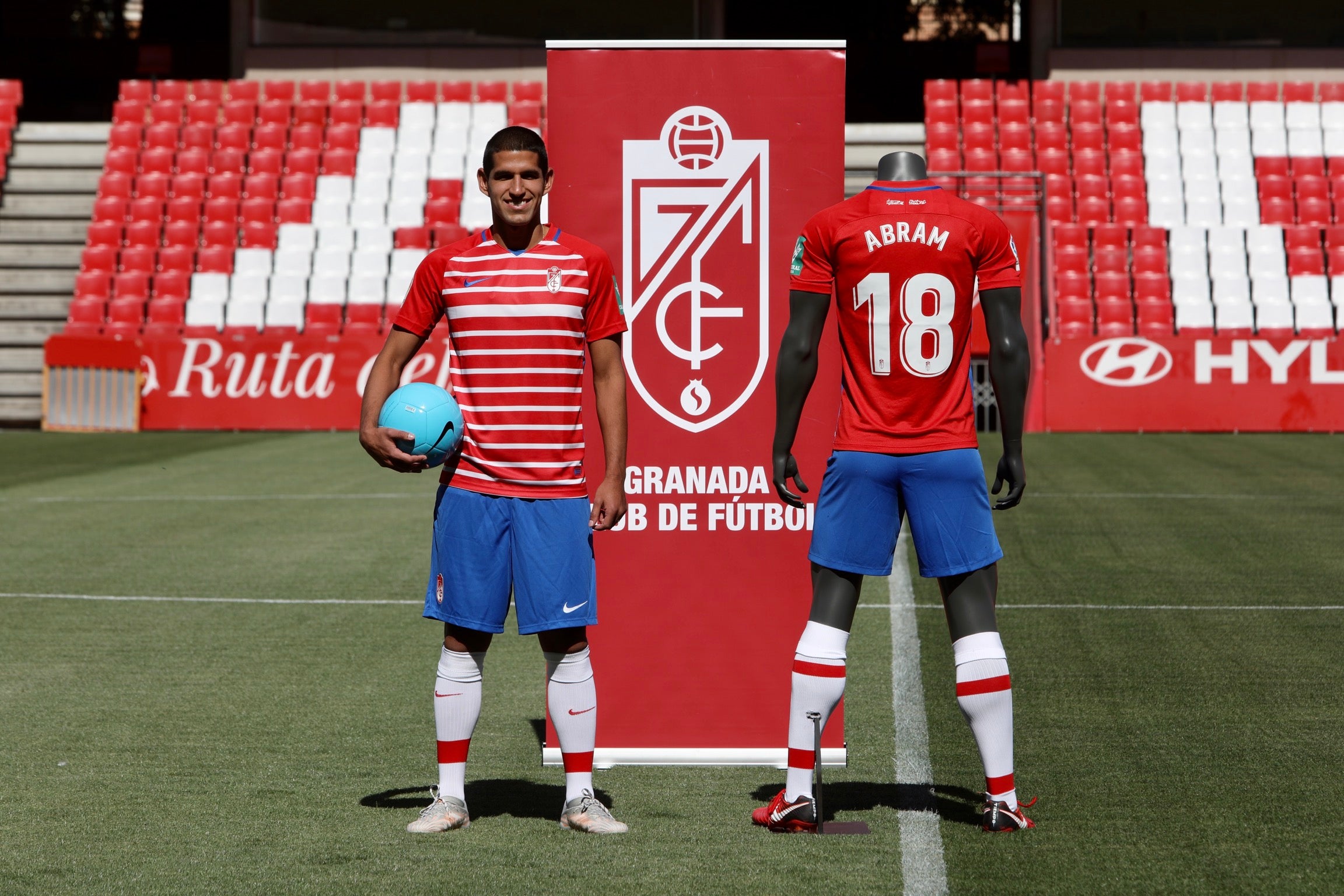 El peruano se ha vestido de rojiblanco en Los Cármenes