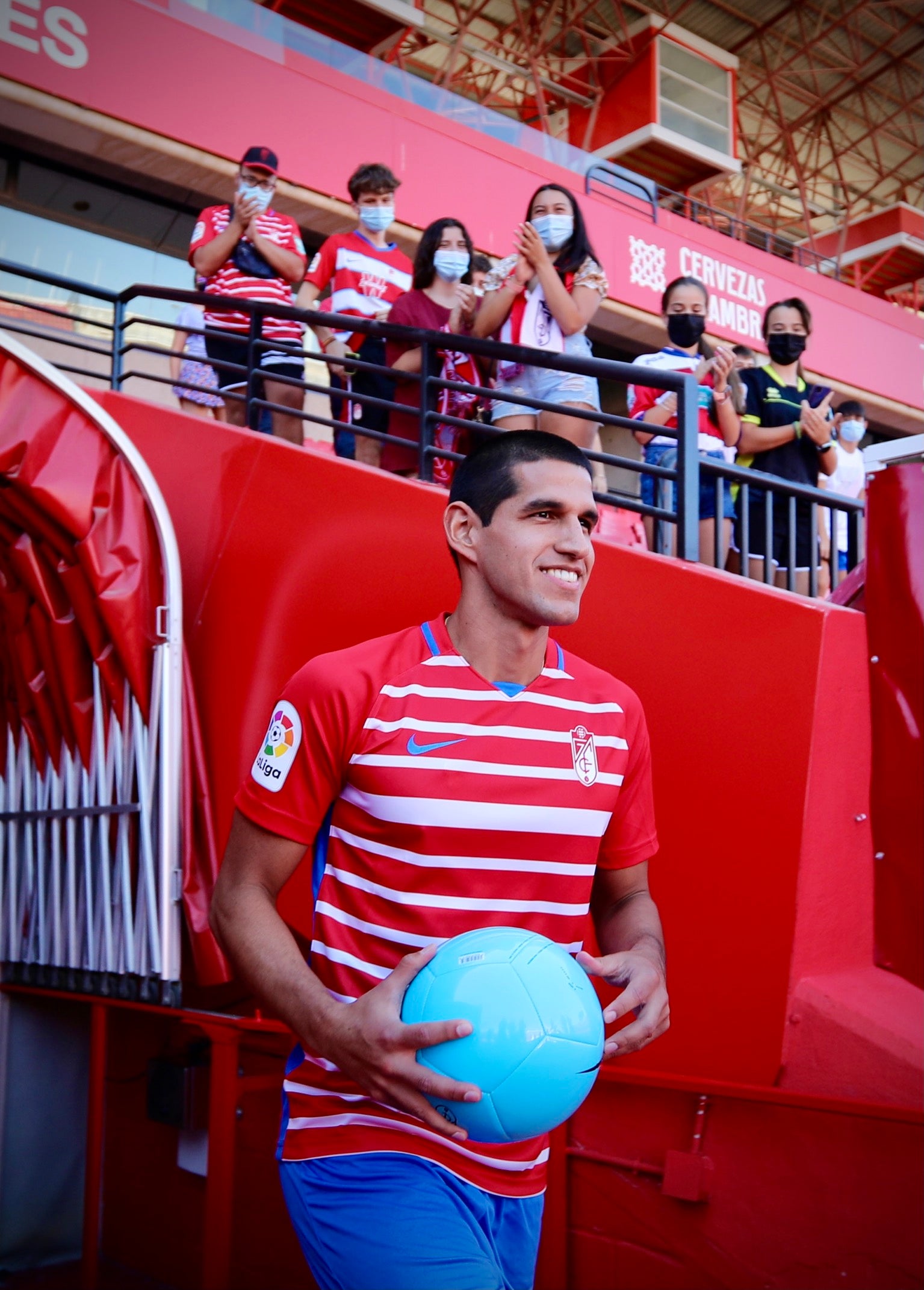 El peruano se ha vestido de rojiblanco en Los Cármenes