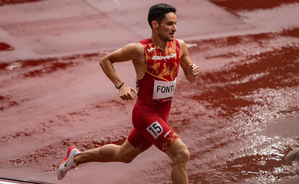Ignacio Fontes corre sobre el tartán mojado del estadio olímpico de Tokio en la primera ronda. 
