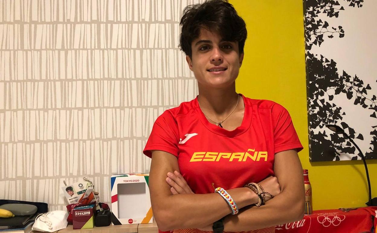 María Pérez posa en su habitación de Sapporo, donde aguarda el momento de competir. 