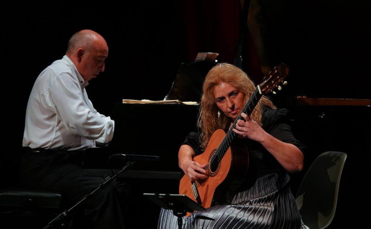 Juan José Muñoz Cañivano y María Esther Guzmán, en la clausura del Festival de la Guitarra.