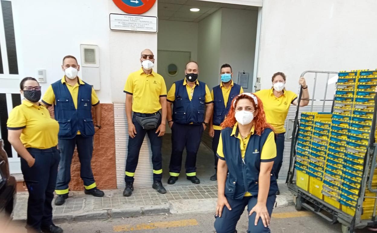 Trabajadores de Correos, en la concentración llevada a cabo ayer.