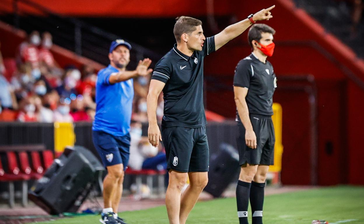 Robert Moreno ordena a sus futbolistas durante el partido. 