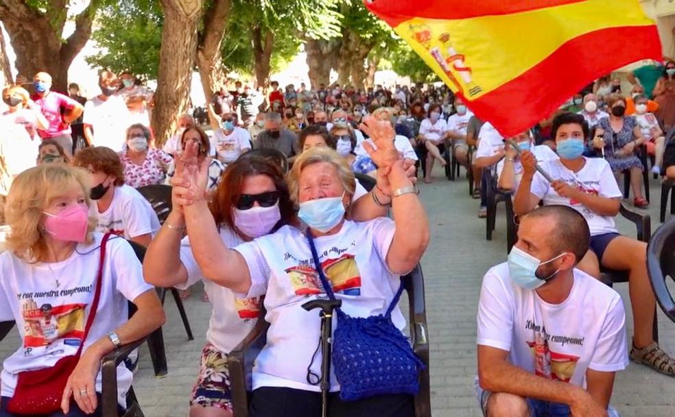 Los padres de María Pérez, en el centro y a la derecha de la imagen, dan ánimos a la bisabuela de la marchadora. 