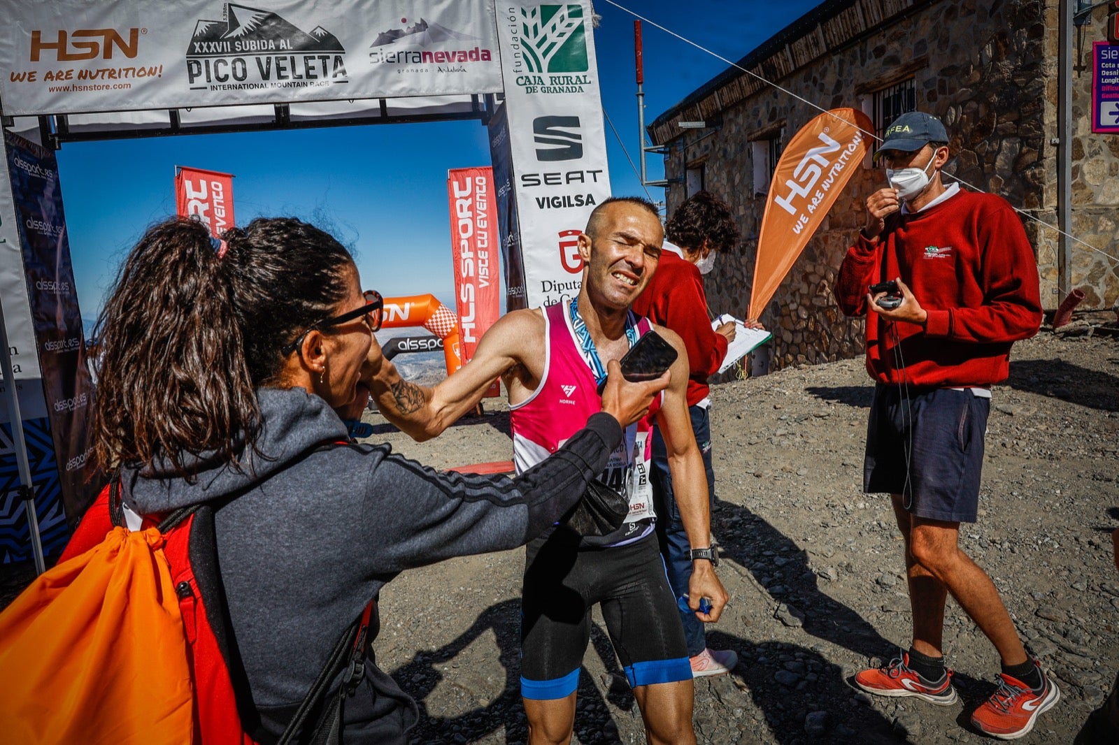 Los corredores han recorrido los 48,7 kilómetros entre Granada y el Veleta en la más emblemática carrera del calendario deportivo del verano en Sierra Nevada