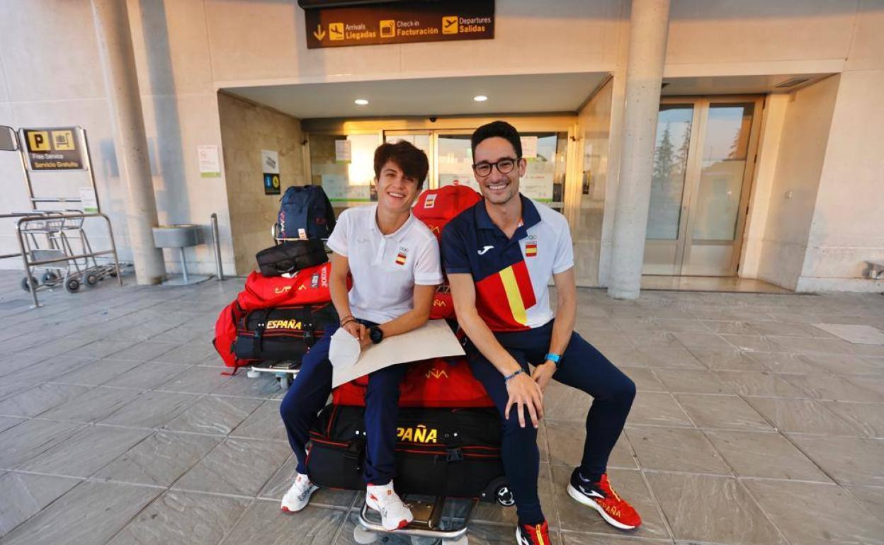 Los dos atletas fueron recibidos en el aeropuerto por sus familiares a su regreso a Granada. 