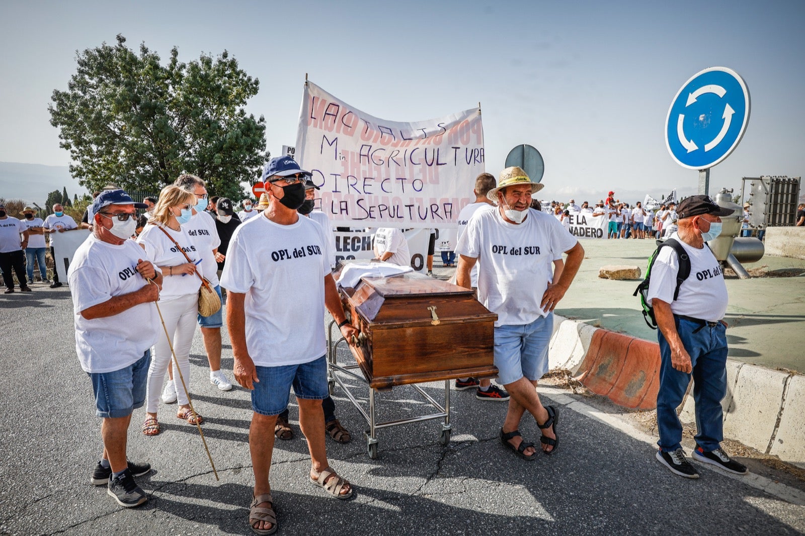 Medio millar de personas y 50 tractores apoyan a los productores por unos precios justos de la leche