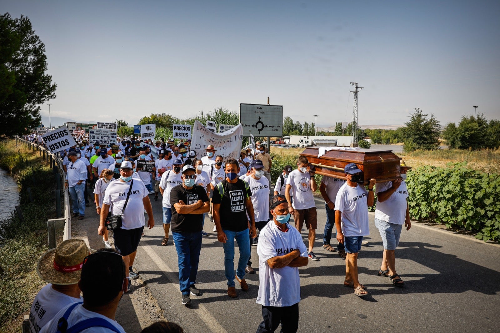 Medio millar de personas y 50 tractores apoyan a los productores por unos precios justos de la leche