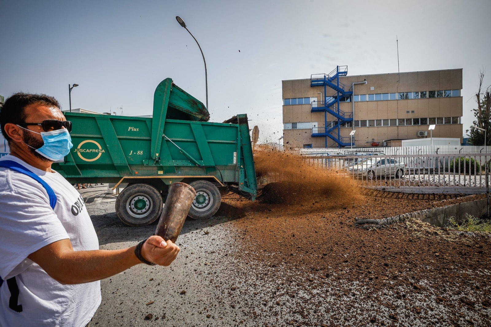 Medio millar de personas y 50 tractores apoyan a los productores por unos precios justos de la leche