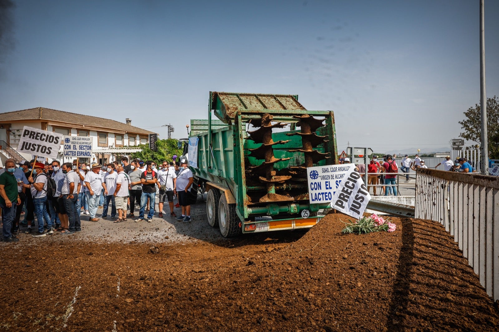 Medio millar de personas y 50 tractores apoyan a los productores por unos precios justos de la leche