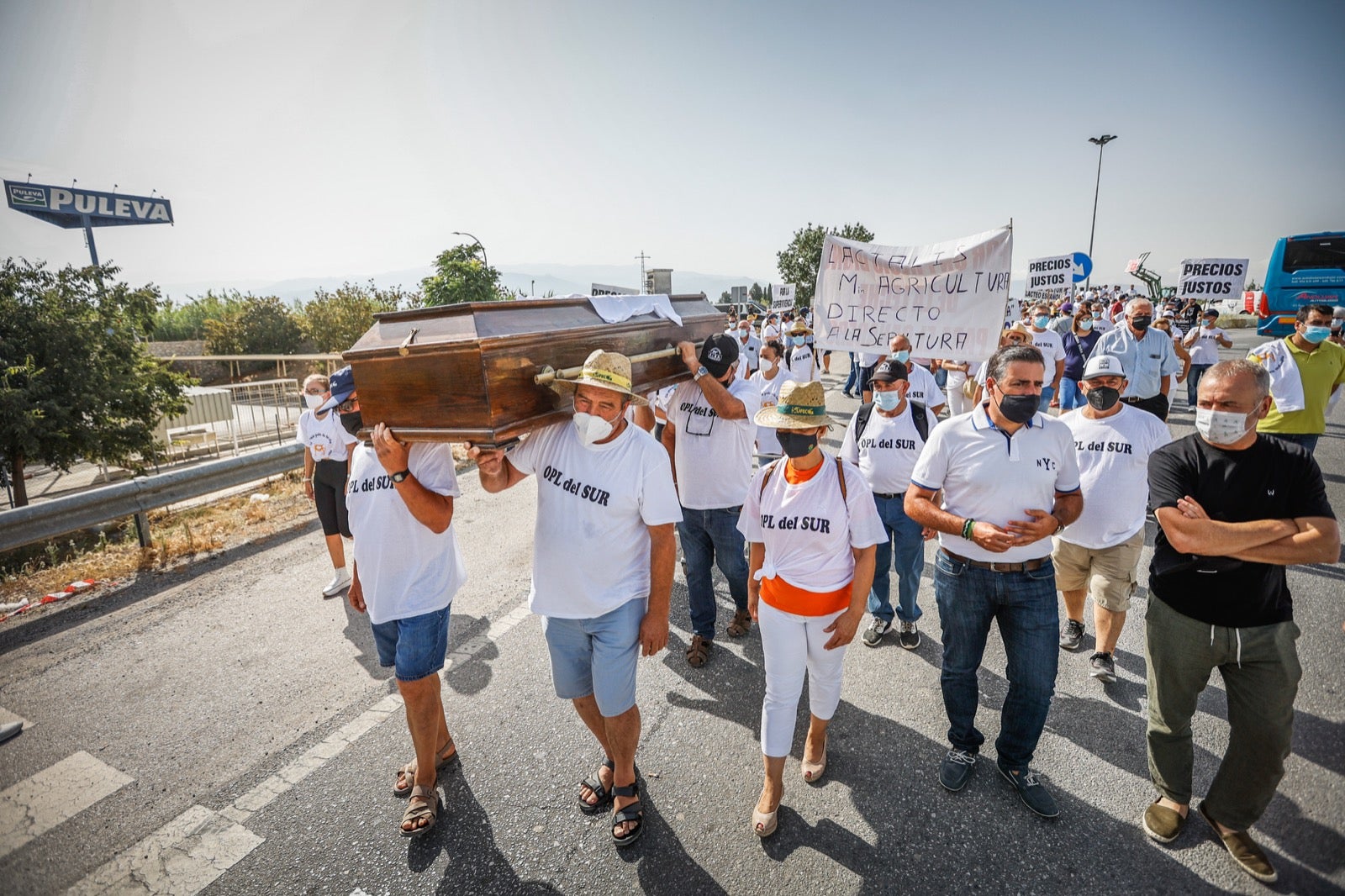Medio millar de personas y 50 tractores apoyan a los productores por unos precios justos de la leche