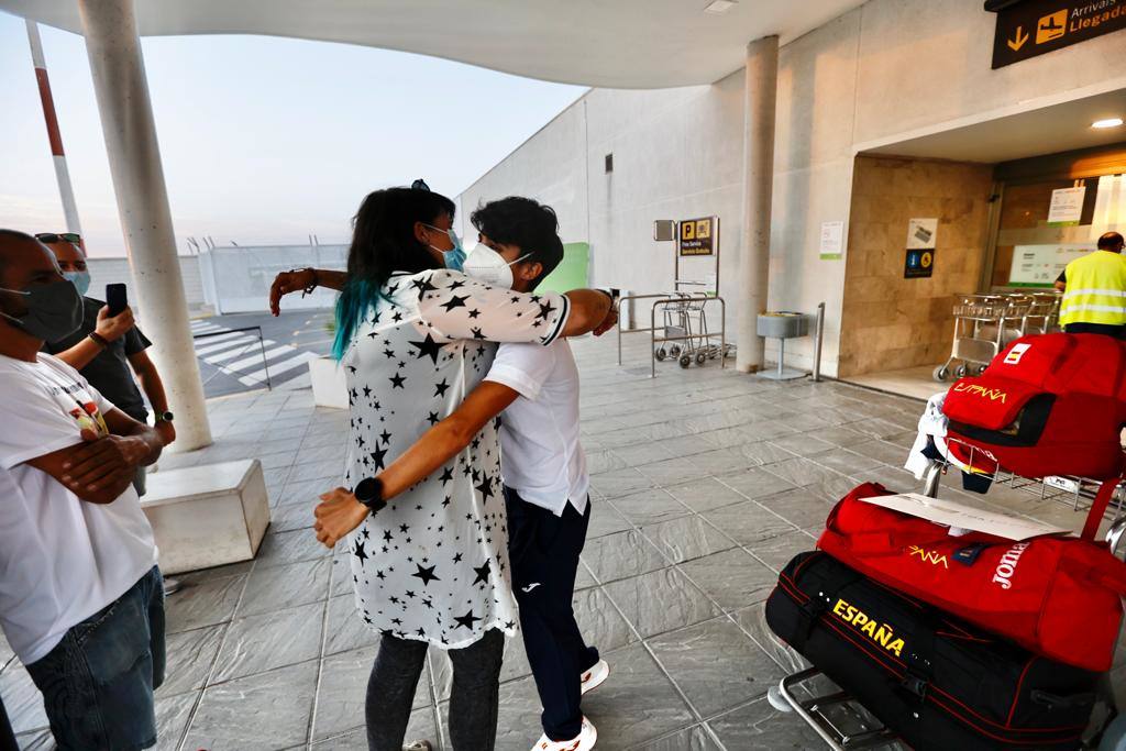 Llegada de los deportistas a Granada este lunes.