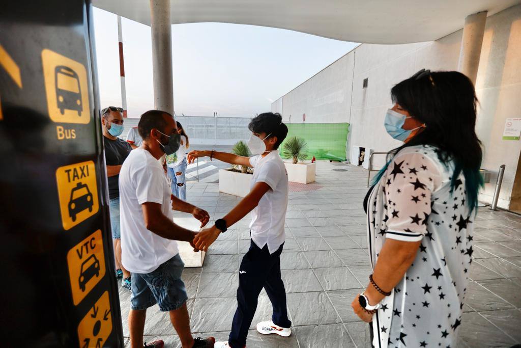 Llegada de los deportistas a Granada este lunes.