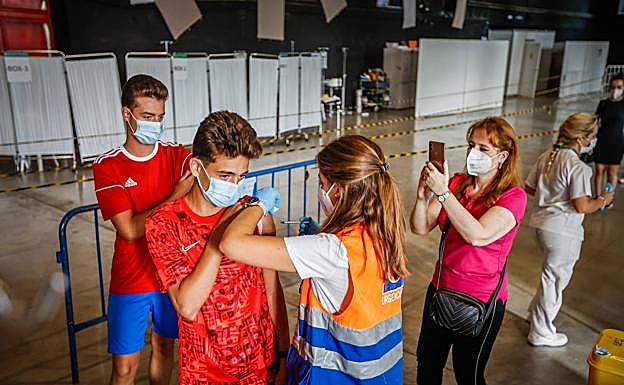 «Poder empezar el próximo curso escolar con las dos vacunas es ideal»