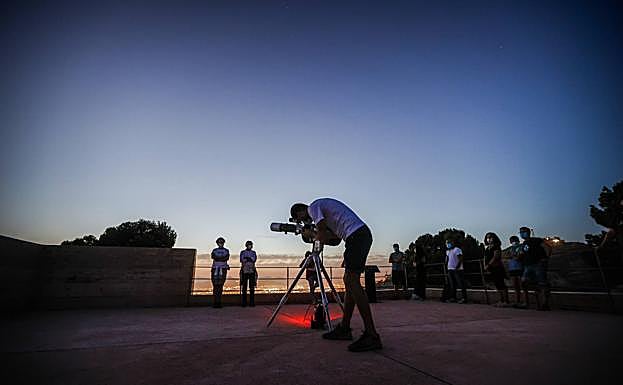 Leonardo Fernández calibra el telescopio de dos tubos que se utilizó en la observación del día 9. 