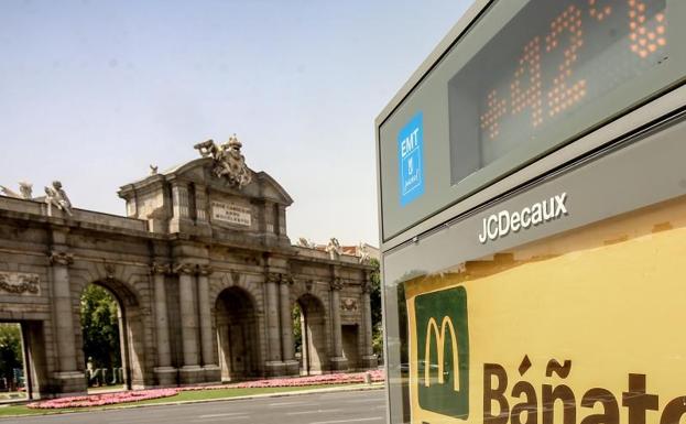 Un termómetro de una parada de bus de la Puerta de Alcalá, en Madrid.