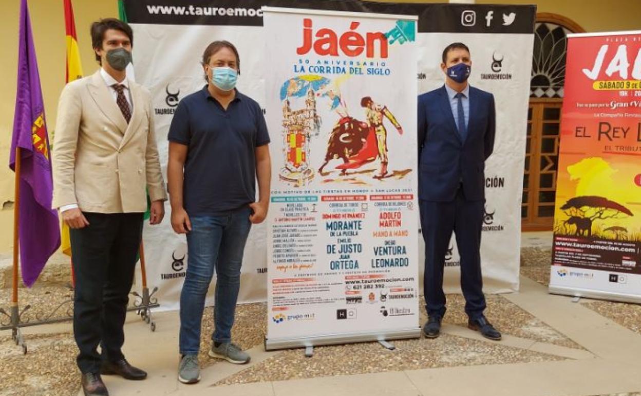 Responsables de Tauroemoción y el concejal de Cultura, Turismo y Fiestas presentaron ayer el cartel. 