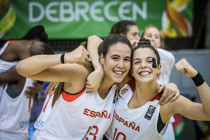 Marta Morales (derecha) celebra el triunfo ante Japón con Elena Buenavida