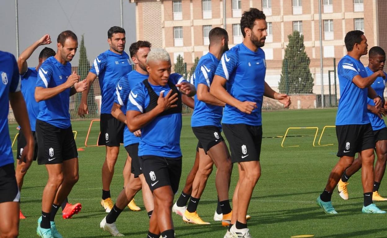 Los futbolistas del Granada inician el calentamiento en la Ciudad Deportiva. 