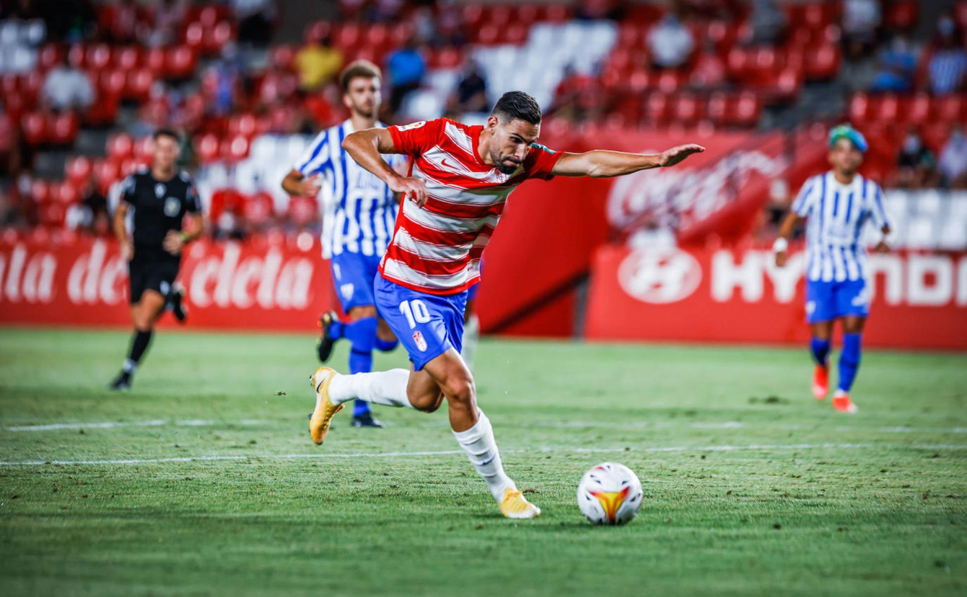 Antonio Puertas prepara la vaselina con la que batió al guardameta del Málaga en el trofeo de presentación.
