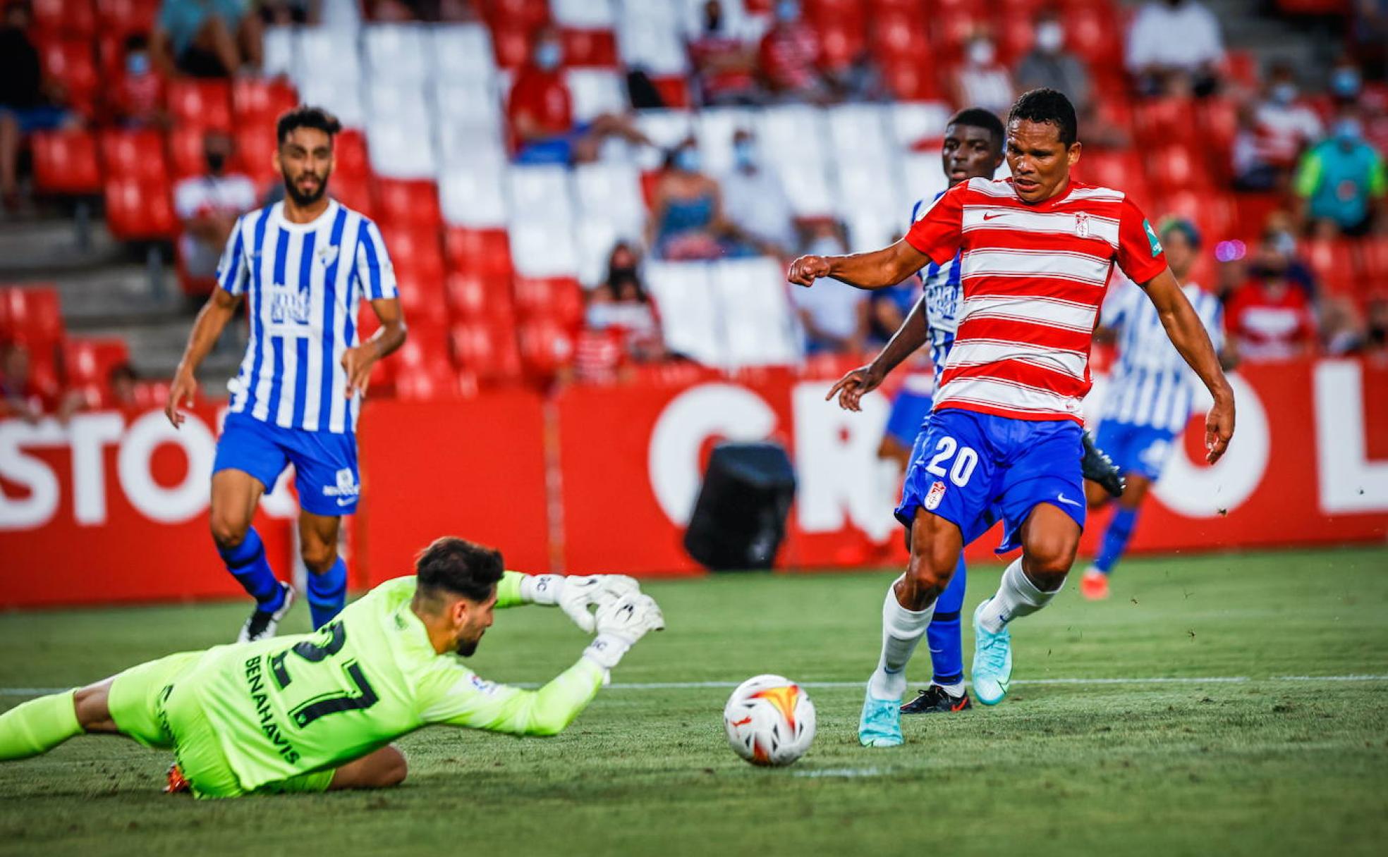 Carlos Bacca intenta alcanzar un balón al área en el partido de presentación frente al Málaga. 