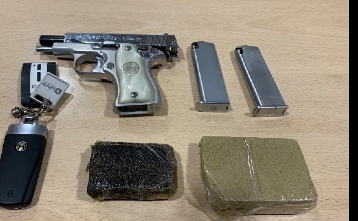 Pillado con una pistola, 600 dosis de hachís y conduciendo sin carnet en La Zubia