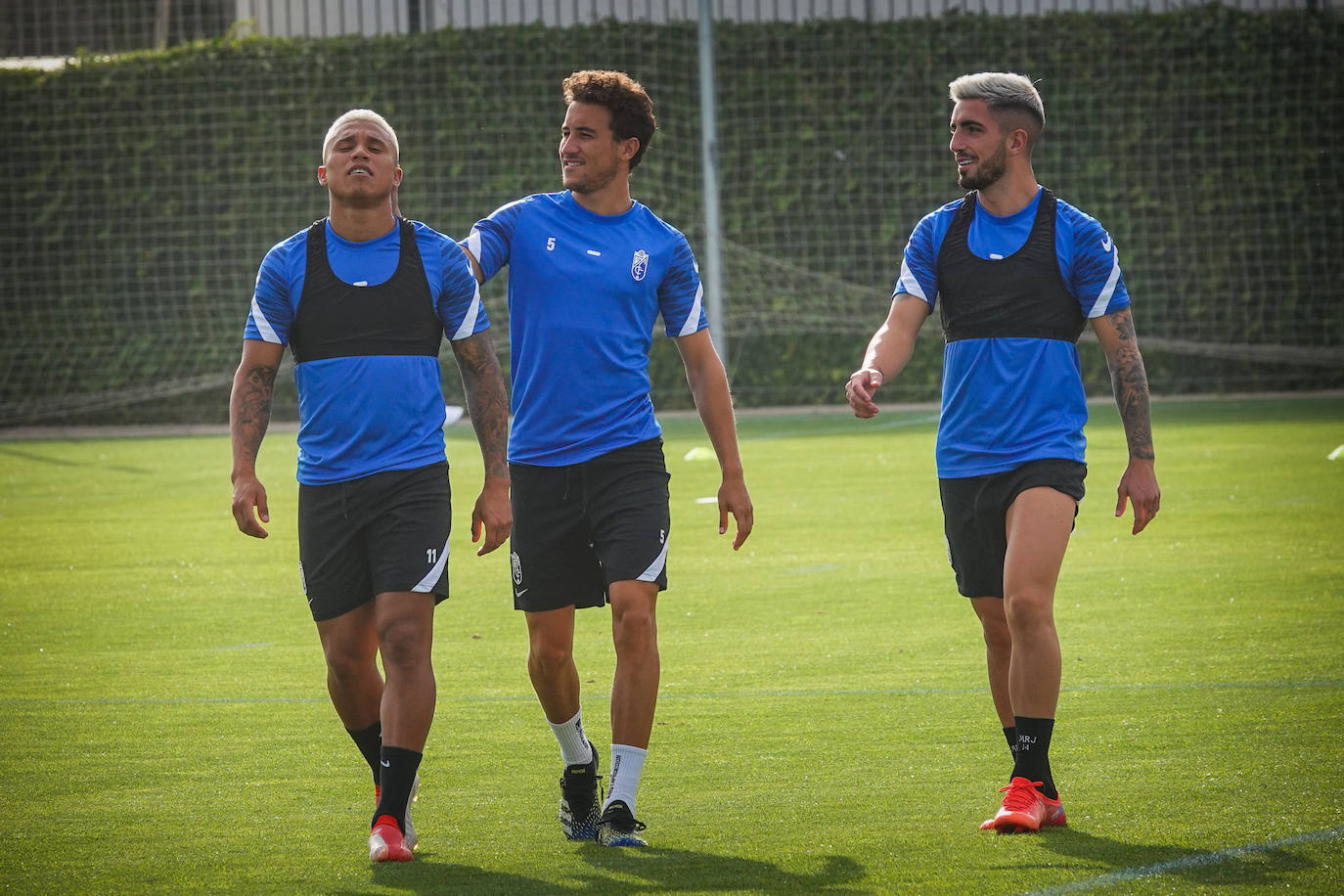 Luis Milla bromea con Darwin Machís y Monchu Rodríguez antes de un entrenamiento. 