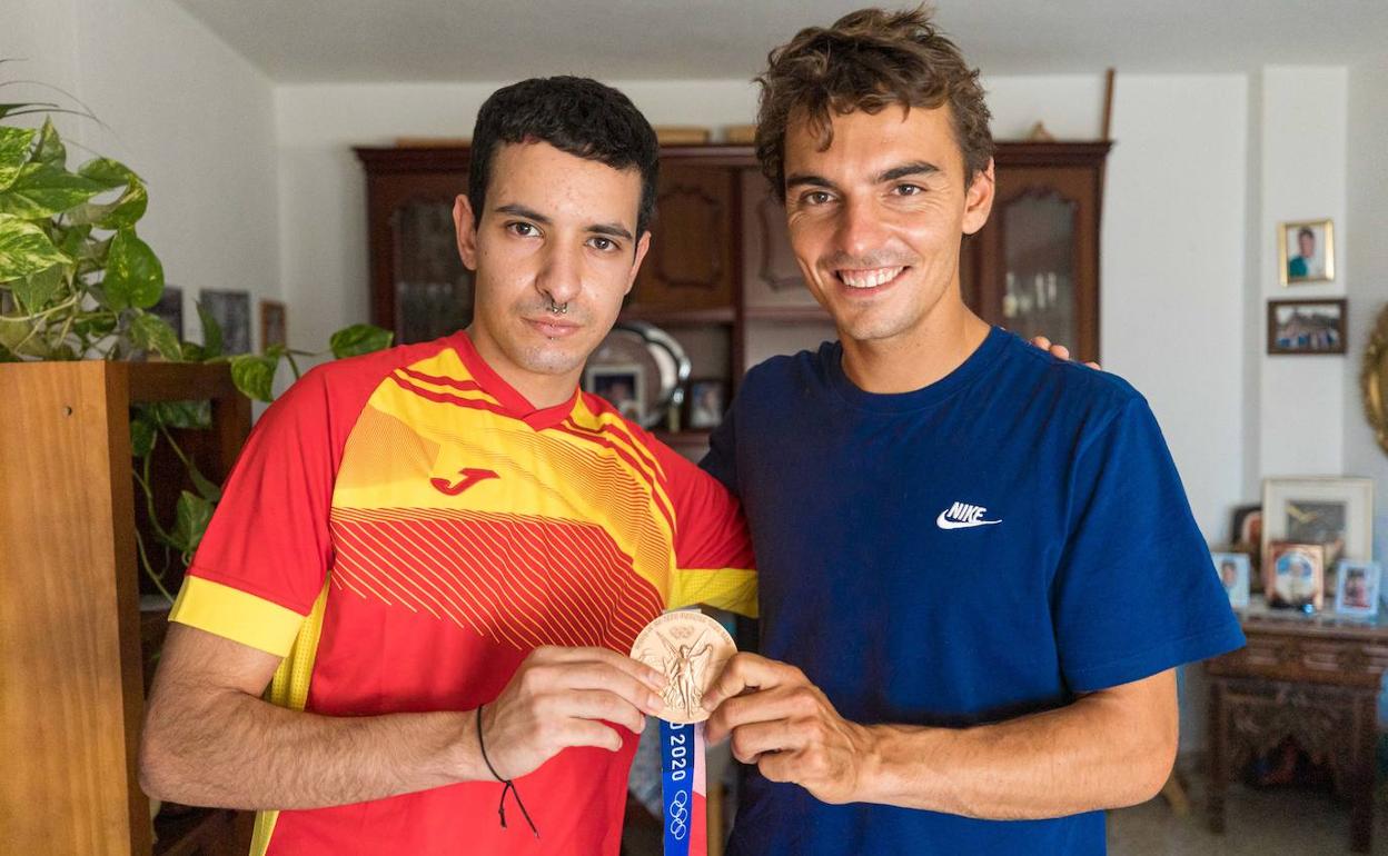 El granadino Elías Matute, a la izquierda, sostiene la medalla de bronce olímpica que Jordi Xammar ganó en Tokio. 