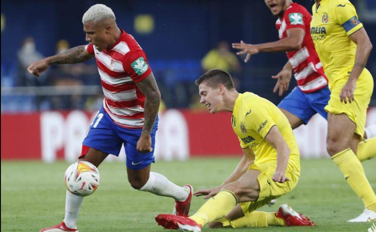 Darwin Machís trata de regatear a Foyth durante el partido. 