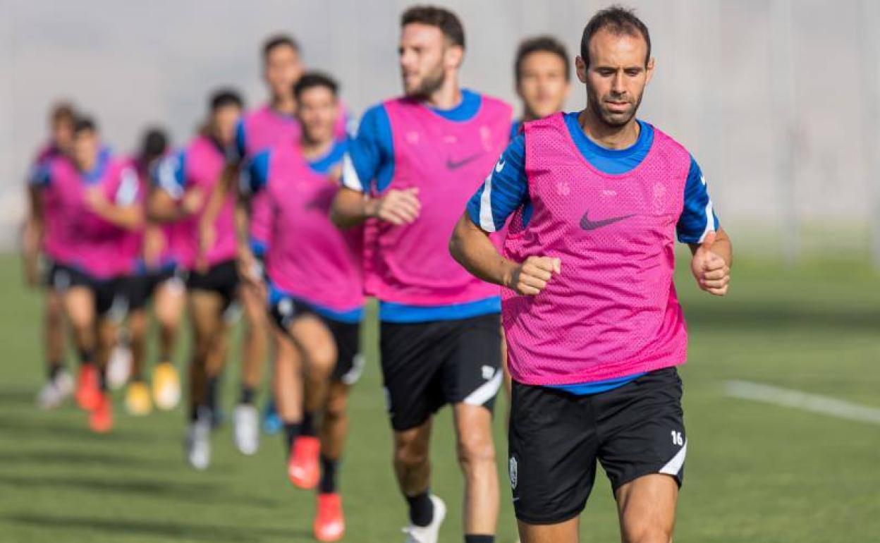 El capitán Víctor Díaz lidera al grupo durante el calentamiento de un entrenamiento esta semana. 