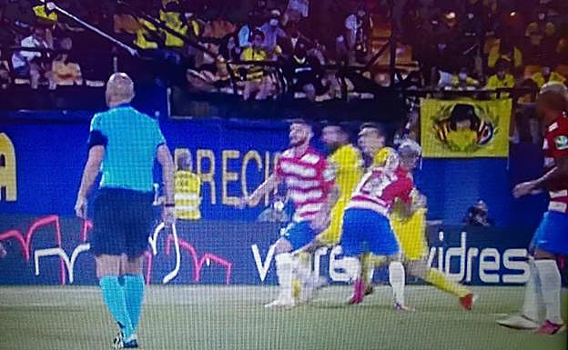 El Villarreal pidió penalti de Monchu sobre Foyth en un córner