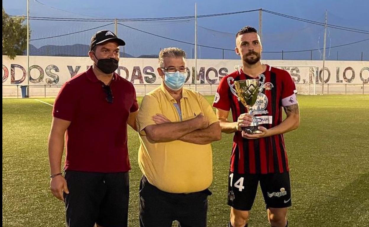 El padre del malogrado BlasBelmonte, en el centro, con capitán y presidente del Pulpileño. 