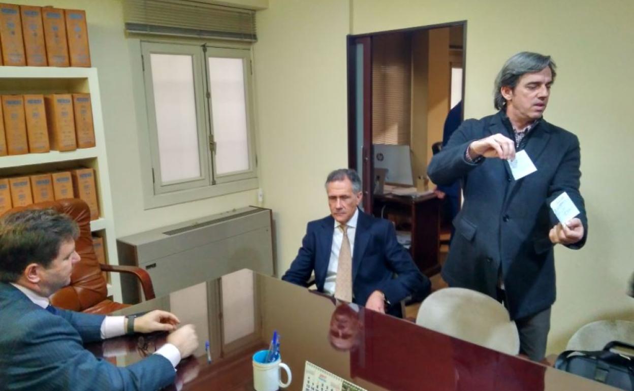 Hitos, Membrado y Rodríguez, durante el traspaso que tuvo lugar en marzo de 2017. 