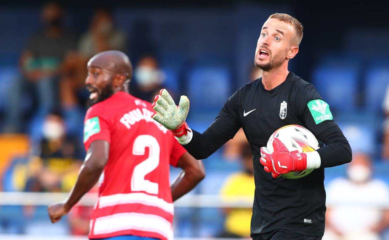 Aarón discute una acción del partido durante la primera parte del encuentro. 