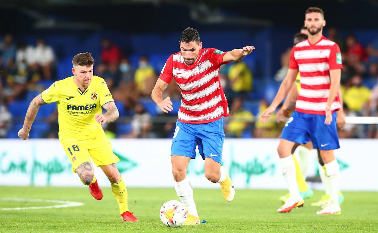 Antonio Puertas conduce un balón ante Alberto Moreno. 