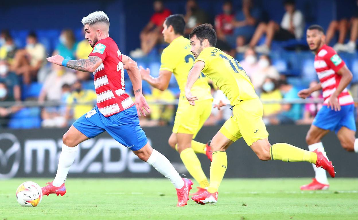 Monchu Rodríguez arranca con potencia, perseguido por Triguero. 