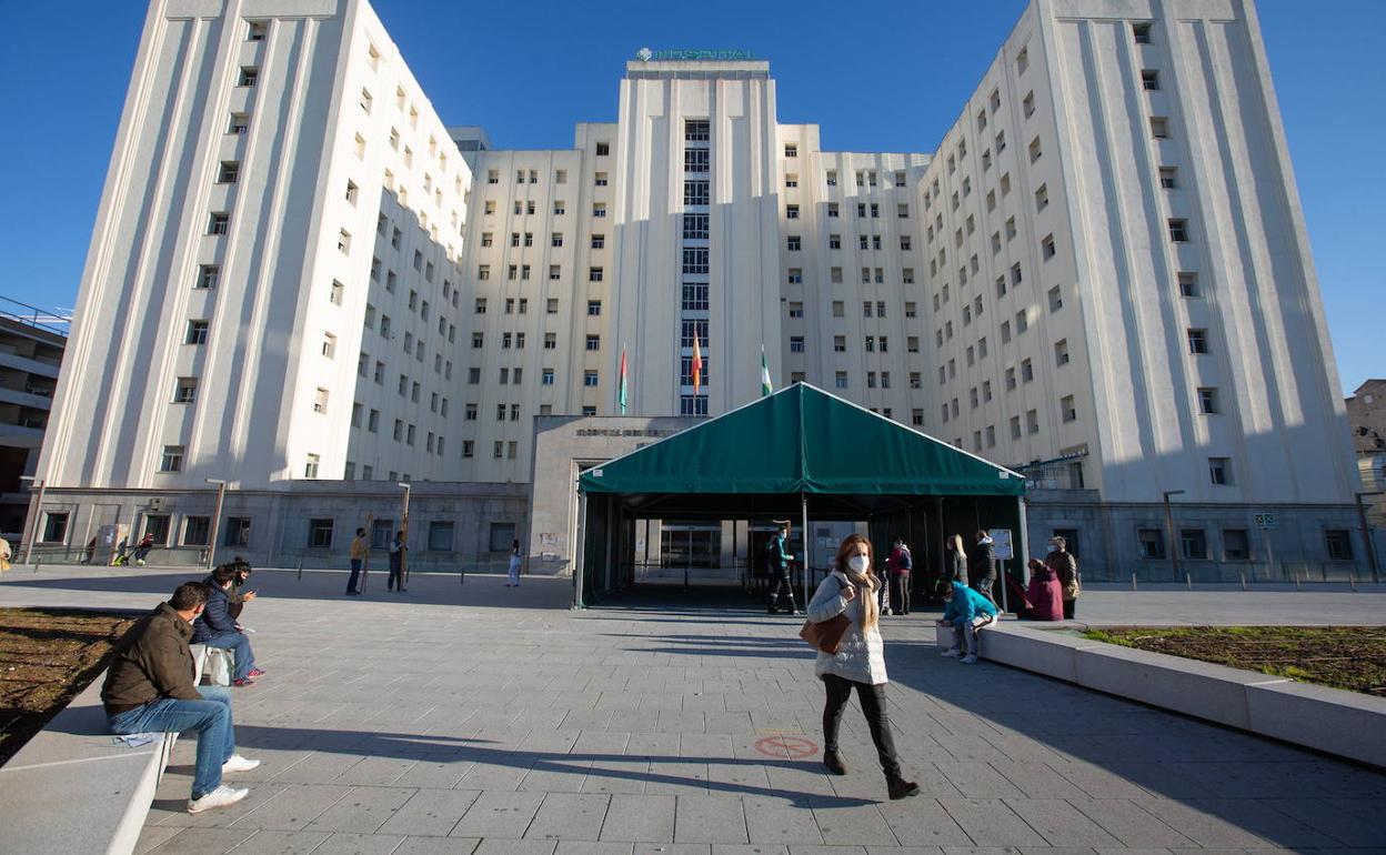 La fachada del hospital Virgen de las Nieves. 