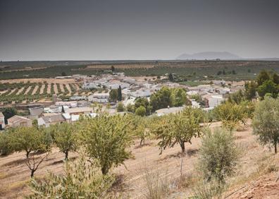 Imagen secundaria 1 - Los visitantes son recibidos con unas enormes letras que forman el nombre del pueblo (1) | Vista general de la aldea de Fontanares, a cinco kilómetros de Pozo Alcón, en la provincia de Jaén. (2) | Un vecino sube al barrio de la Loma de Fontanar (3).