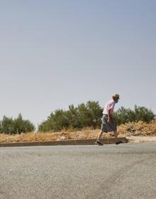 Imagen secundaria 2 - Los visitantes son recibidos con unas enormes letras que forman el nombre del pueblo (1) | Vista general de la aldea de Fontanares, a cinco kilómetros de Pozo Alcón, en la provincia de Jaén. (2) | Un vecino sube al barrio de la Loma de Fontanar (3).